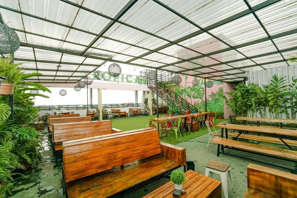 Deli Hotel Medan Exterior foto