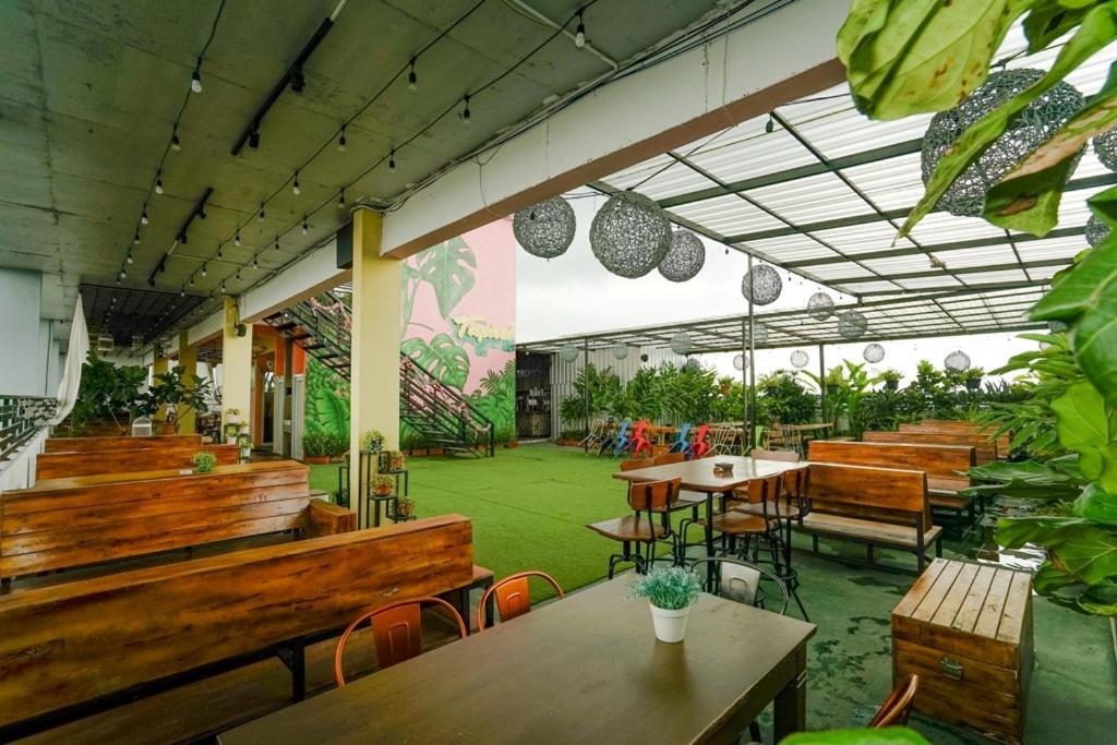 Deli Hotel Medan Exterior foto
